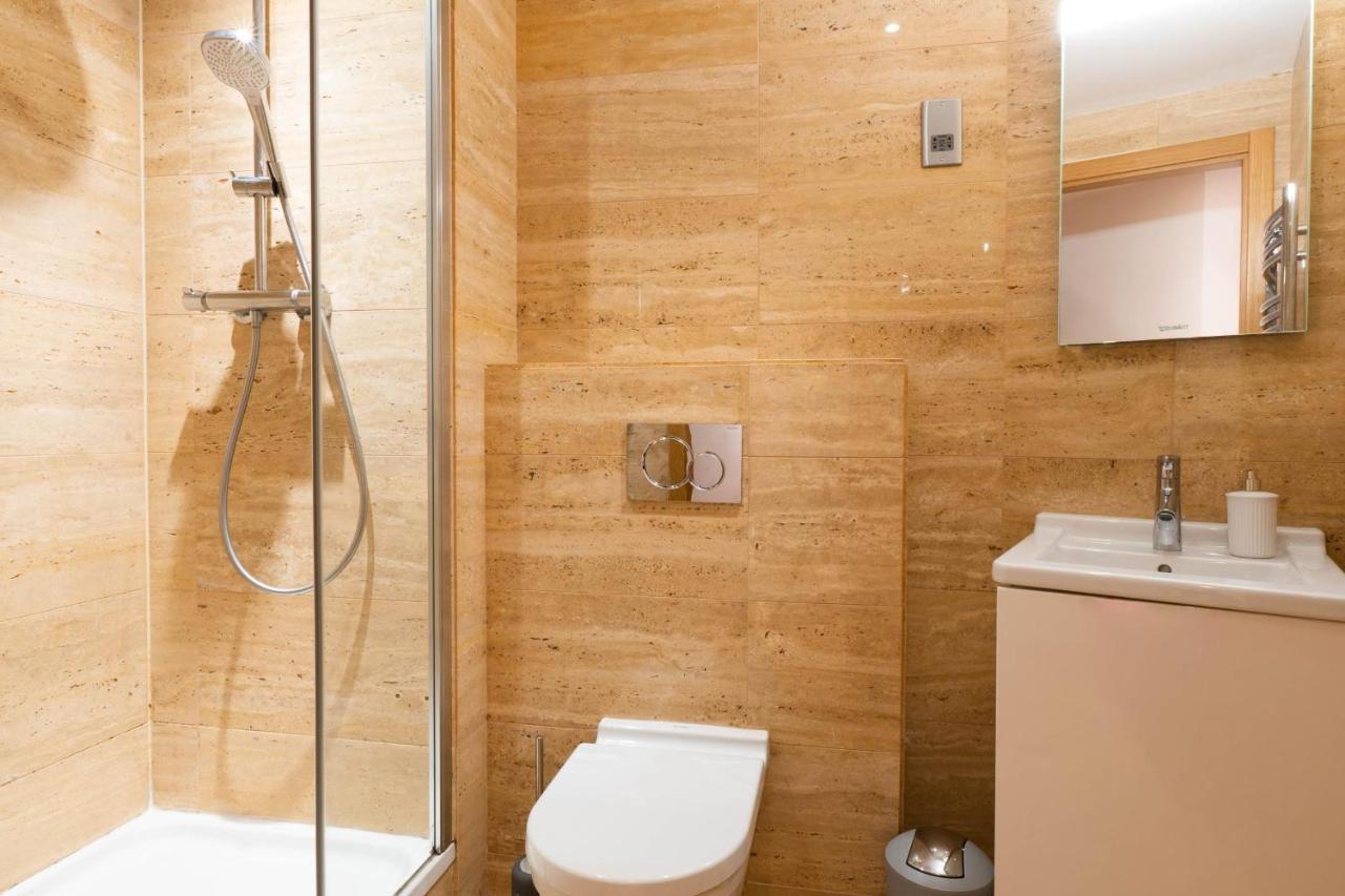 Ocean Spa Suite 11-Hosted By Sweetstay ยิบรอลตาร์ ภายนอก รูปภาพ